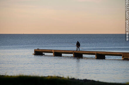 Muelle con un pescador tempranero - Departamento de Montevideo - URUGUAY. Foto No. 72769