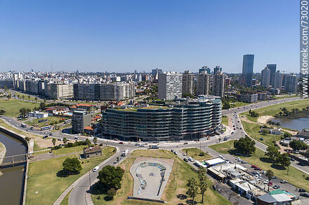 Vista aérea de la rambla Armenia, edificio Forum - Departamento de Montevideo - URUGUAY. Foto No. 73020