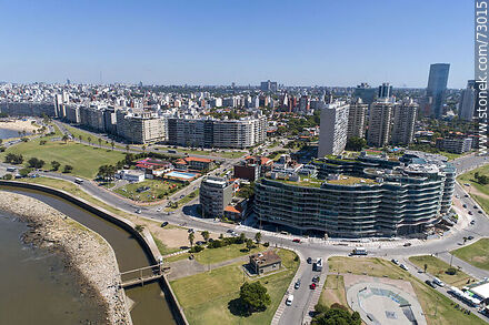 Vista aérea de la rambla Armenia, edificio Forum - Departamento de Montevideo - URUGUAY. Foto No. 73015