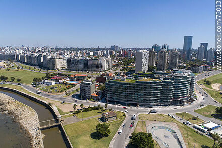 Vista aérea de la rambla Armenia, edificio Forum - Departamento de Montevideo - URUGUAY. Foto No. 73013