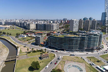 Vista aérea de la rambla Armenia, edificio Forum - Departamento de Montevideo - URUGUAY. Foto No. 73011