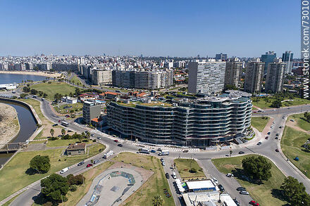 Vista aérea de la rambla Armenia, edificio Forum - Departamento de Montevideo - URUGUAY. Foto No. 73010