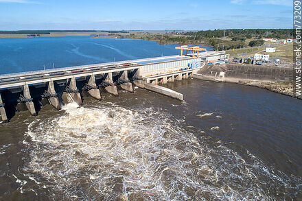 Vista aérea de la represa de Baygorria en el río Negro - Departamento de Durazno - URUGUAY. Foto No. 73209