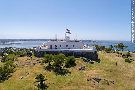 Vista aérea de la fortaleza del Cerro de Montevideo, bandera de Artigas - Departamento de Montevideo - URUGUAY. Foto No. 73522