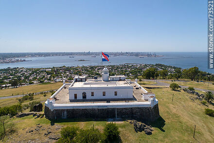 Vista aérea de la fortaleza del Cerro de Montevideo, bandera de Artigas - Departamento de Montevideo - URUGUAY. Foto No. 73521