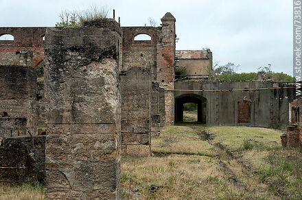 Restos de las construcciones donde se hacía la molienda del cuarzo para la extracción del oro - Departamento de Rivera - URUGUAY. Foto No. 73816