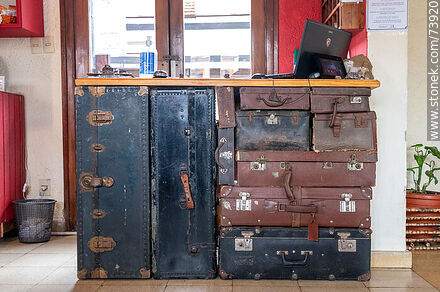 Mostrador del hotel Artigas hecho con una tabla sobre valijas antiguas - Departamento de Rivera - URUGUAY. Foto No. 73920