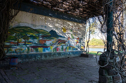 Mural bajo las glicinas en invierno - Departamento de Cerro Largo - URUGUAY. Foto No. 74329