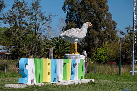 Letrero de San Bautista con la figura del pollo - Departamento de Canelones - URUGUAY. Foto No. 75149