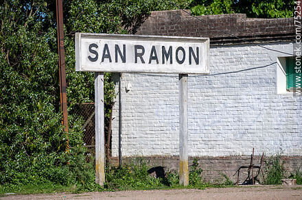 Estación de ferrocarril de San Ramón. Cartel de la estación - Departamento de Canelones - URUGUAY. Foto No. 75254