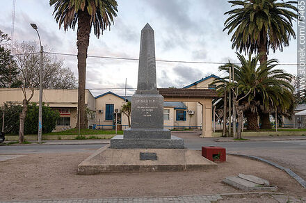 Obelisk in honor of Gonzalo Penela - Department of Canelones - URUGUAY. Photo #75465