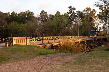 Road bridge on Route 6 over the Santa Lucía River - Department of Canelones - URUGUAY. Photo #75466