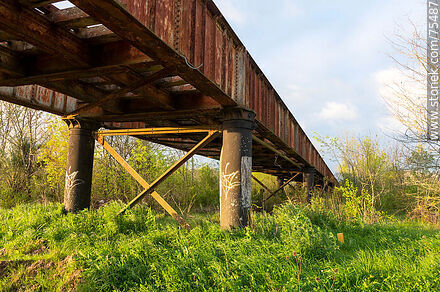 Antiguo puente ferroviario sobre el camino Río Viejo en el límite de Florida con Canelones próximo a San Ramón - Departamento de Canelones - URUGUAY. Foto No. 75487