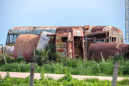 Ómnibus de COTSUR convertidos en chatarra - Departamento de Florida - URUGUAY. Foto No. 76019
