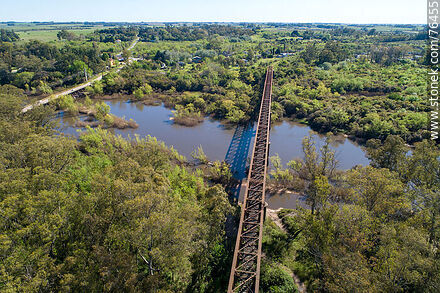 Vista aérea del puente ferroviario reticulado de hierro que cruza el río Yí hacia Santa Bernardina - Departamento de Durazno - URUGUAY. Foto No. 76455