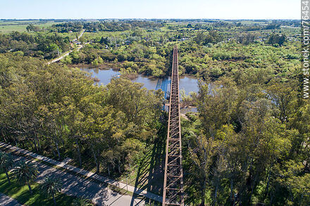 Vista aérea del puente ferroviario reticulado de hierro que cruza el río Yí hacia Santa Bernardina - Departamento de Durazno - URUGUAY. Foto No. 76454