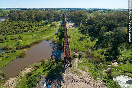 Vista aérea del puente ferroviario reticulado de hierro que cruza el río Yí hacia Santa Bernardina - Departamento de Durazno - URUGUAY. Foto No. 76449