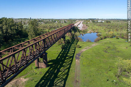 Vista aérea del puente ferroviario reticulado de hierro que cruza el río Yí hacia Durazno - Departamento de Durazno - URUGUAY. Foto No. 76444