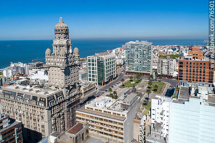 Vista aérea del Palacio Salvo y su entorno, Plaza Independencia, Torre Ejecutiva, Edificio Ciudadela - Departamento de Montevideo - URUGUAY. Foto No. 76501