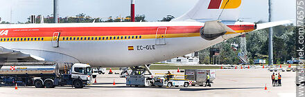 Carga de combustible y equipaje en el avión de Iberia - Departamento de Canelones - URUGUAY. Foto No. 76575