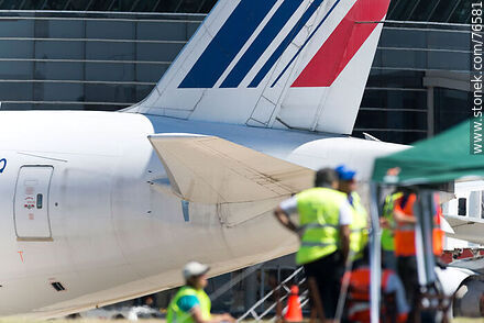 Conversaciones frente al avión de Air France - Departamento de Canelones - URUGUAY. Foto No. 76581