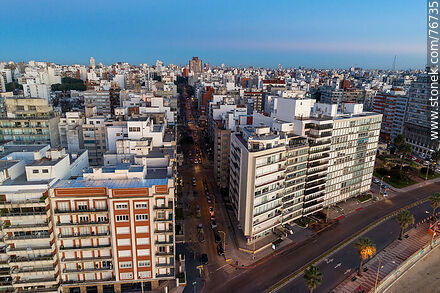 Vista aérea de la calle Juan María Pérez al amanecer - Departamento de Montevideo - URUGUAY. Foto No. 76735