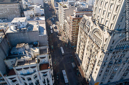 Vista aérea de un sector del Palacio Salvo y la Av. 18 de Julio - Departamento de Montevideo - URUGUAY. Foto No. 76872