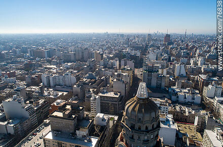 Vista aérea de la cúpula del Palacio Salvo hacia el este - Departamento de Montevideo - URUGUAY. Foto No. 76838