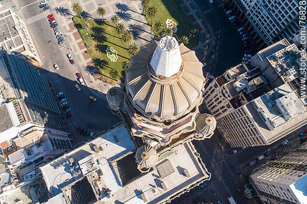 Vista aérea alta del Palacio Salvo y la Plaza Independencia - Departamento de Montevideo - URUGUAY. Foto No. 76828