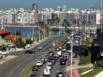 Vista aérea de la rambla y la Av. L. A. de Herrera, su tránsito matutino y la playa y rambla de Pocitos - Departamento de Montevideo - URUGUAY. Foto No. 76899