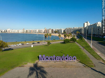 Vista aérea de la plaza Charles de Gaulle con el cartel de Montevideo - Departamento de Montevideo - URUGUAY. Foto No. 76884
