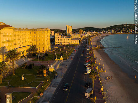 Vista aérea de la Rambla de los Argentinos, el hotel casino, la playa y el mar - Departamento de Maldonado - URUGUAY. Foto No. 76934