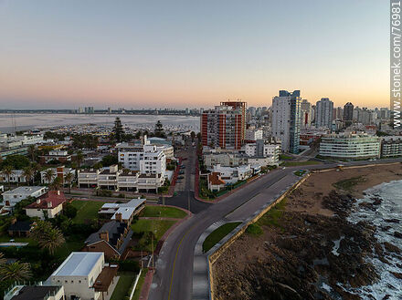 Vista aérea de la rambla y calles 24 y 26 - Punta del Este y balnearios cercanos - URUGUAY. Foto No. 76981