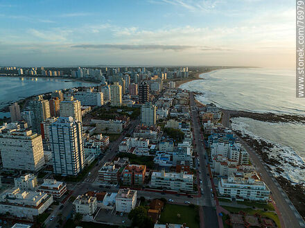 Vista aérea de las calles 24 y 26 de la Península - Punta del Este y balnearios cercanos - URUGUAY. Foto No. 76979