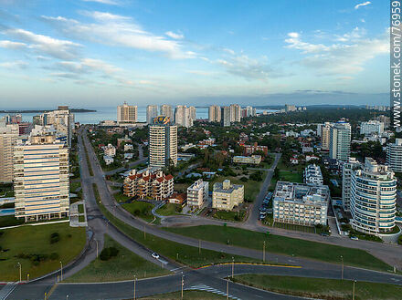 Vista aérea de la Avenida Chiverta y sus edificios - Punta del Este and its near resorts - URUGUAY. Photo #76959
