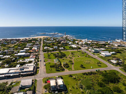 Vista aérea de la plaza - Punta del Este y balnearios cercanos - URUGUAY. Foto No. 77042