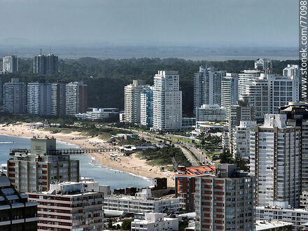 Vista aérea de Playa Mansa desde atrás de edificios - Punta del Este y balnearios cercanos - URUGUAY. Foto No. 77098