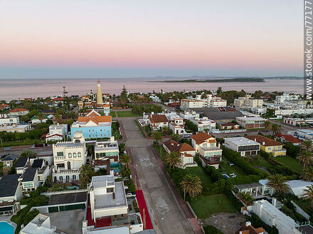 Vista aérea de la calle El Faro al amanecer - Punta del Este y balnearios cercanos - URUGUAY. Foto No. 77177