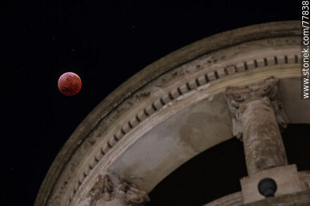 Total stage of the lunar eclipse of May 16, 2022 with reference to the building at the corner of Plaza Independencia and Ciudadela. - Department of Montevideo - URUGUAY. Photo #77838