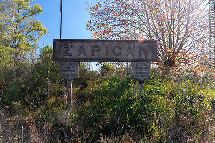 Estación de trenes de Zapicán. Cartel de la estación - Departamento de Lavalleja - URUGUAY. Foto No. 78245