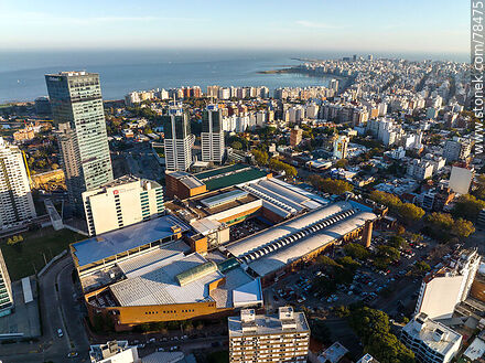 Vista aérea del Montevideo Shopping Center, torres y edificios circundantes - Departamento de Montevideo - URUGUAY. Foto No. 78475