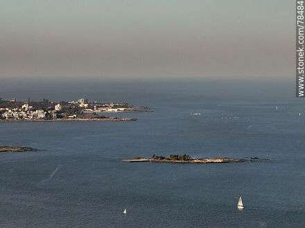 Vista aérea de la Isla de las Gaviotas, Punta Gorda y el Club Náutico - Departamento de Montevideo - URUGUAY. Foto No. 78484