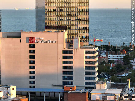 Vista aérea de hotel Hilton Garden Inn y el WTC4 - Departamento de Montevideo - URUGUAY. Foto No. 78572