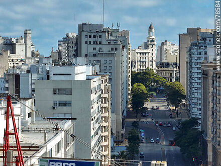 Vista aérea de la Avenida del Libertador y el edificio Rex con su cúpula - Departamento de Montevideo - URUGUAY. Foto No. 78584