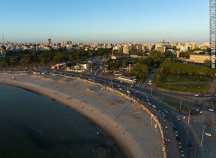 Vista aérea de la playa Ramírez y el Parque Rodó al atardecer - Departamento de Montevideo - URUGUAY. Foto No. 78676