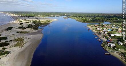 Foto aérea del arroyo Pando aguas arriba. A la izquierda El Pinar, a la derecha Neptunia - Departamento de Canelones - URUGUAY. Foto No. 78818