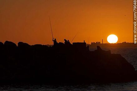 Silueta de pescadores con el sol tocando el horizonte - Department of Montevideo - URUGUAY. Photo #79048