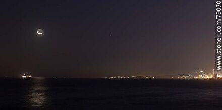 La luna nueva próxima a ocultarse debajo del mar - Departamento de Montevideo - URUGUAY. Foto No. 79070