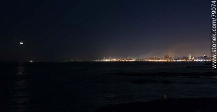 La luna nueva próxima a ocultarse debajo del mar - Departamento de Montevideo - URUGUAY. Foto No. 79074