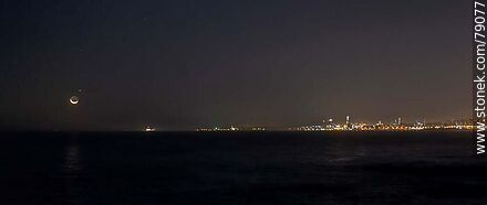 La luna nueva próxima a ocultarse en el mar frente al puerto de Montevideo - Departamento de Montevideo - URUGUAY. Foto No. 79077